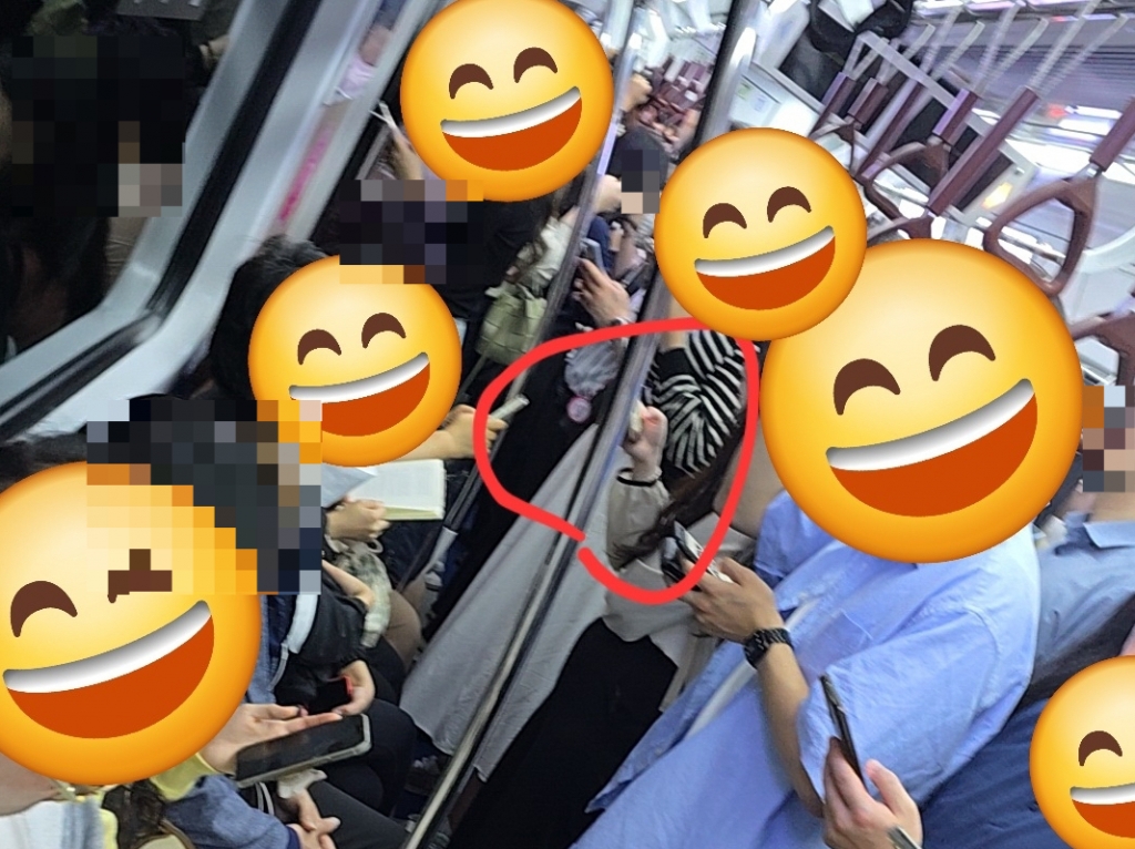 A씨가 게시한 사진 중 배려석에 할머니가 타고 있었다는 사진./사진=직장인 온라인 커뮤니티 '블라인드'