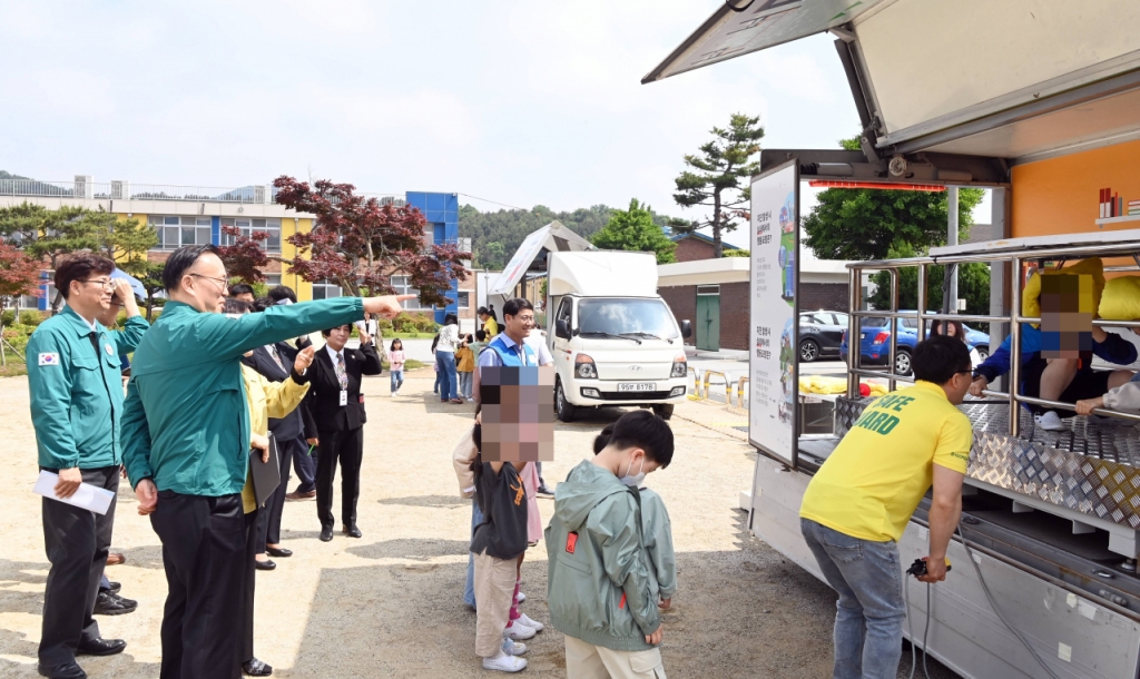 이한경 행정안전부 재난안전관리본부장이 21일 충남 논산에 위치한 벌곡초등학교에서 진행된 '학생 주도 재난안전훈련'에 참여했다./사진제공=행정안전부