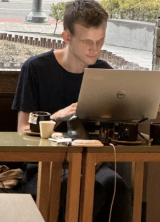 이더리움(ETH) 창시자 비탈릭 부테린이 올해 3월 경기도 성남시 판교의 거리와 카페 등에서 목격됐다. /사진=뉴스1.