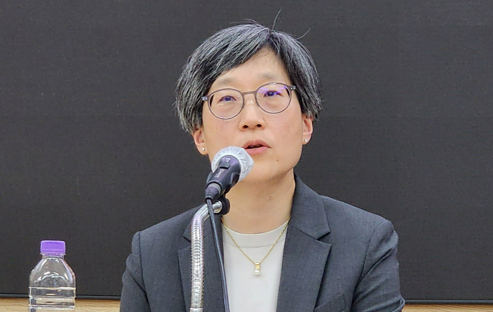 서울의대-서울대병원 교수협의회 3기 비상대책위원회의 강희경 비대위원장이 21일 기자회견에서 상금까지 걸고 의사 수 추계 연구에 참여할 연구자를 모집하고 있다고 밝혔다./사진=정심교 기자
