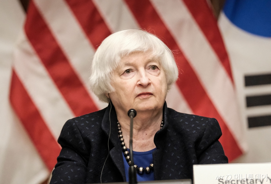 (워싱턴 AFP=뉴스1) 우동명 기자 = 재닛 옐런 미국 재무장관이 17일 (현지시간) 워싱턴 재무부에서  최상목 부총리 겸 기획재정부 장관, 스즈키 슌이치 일본 재무상과 제1차 한미일 재무장관 회의에 참석을 하고 있다. 2024. 4. 18  ⓒ AFP=뉴스1  Copyright © 뉴스1. All rights reserved. 무단 전재 및 재배포,  AI학습 이용 금지. /사진=(워싱턴 AFP=뉴스1) 우동명 기자