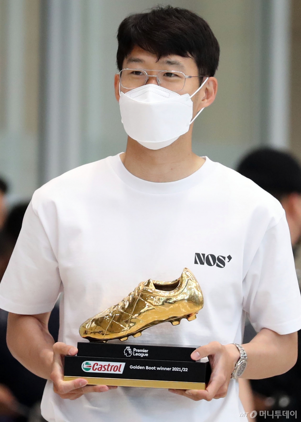 축구선수 손흥민(토트넘 홋스퍼)가 A매치 경기 소화를 위해 2022년 5월 24일 오후 인천국제공항을 통해 입국했다. 손흥민은 2022년 5월 23일 받은 잉글랜드 프로축구 프리미어리그(EPL) 득점왕 트로피인 '골든부트'를 들고 포즈를 취했다. /사진=머니투데이 DB