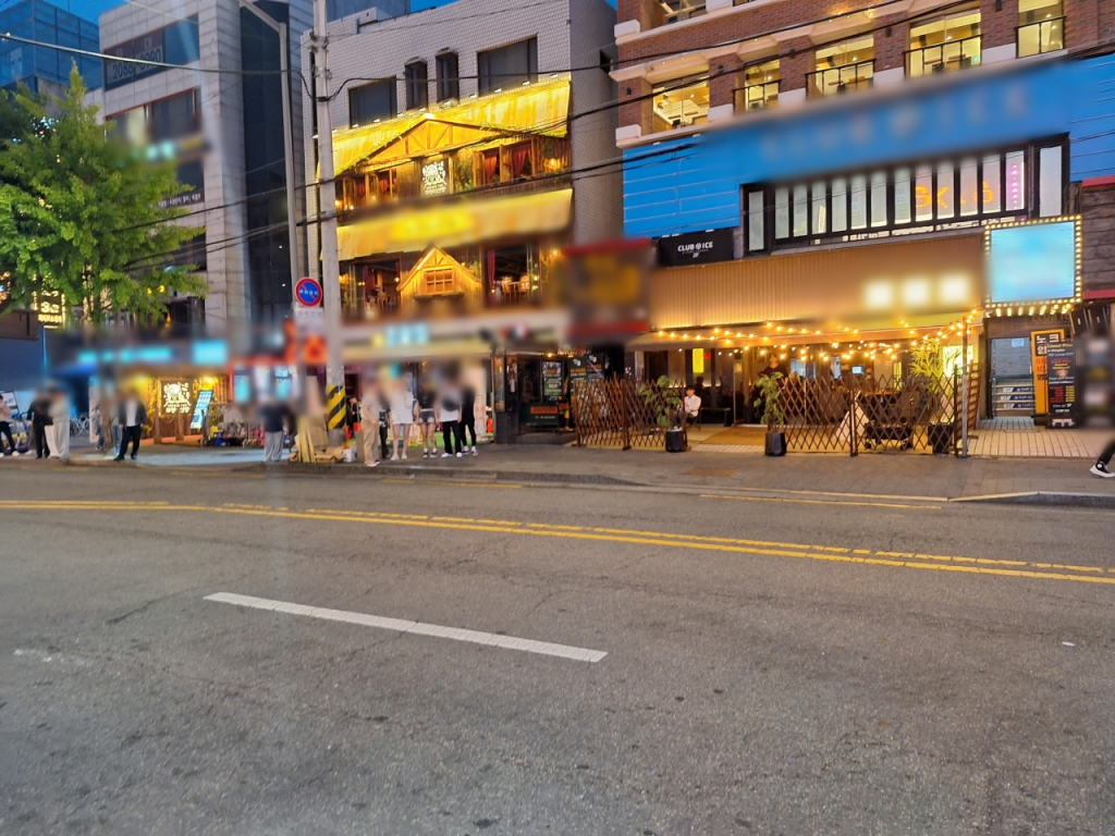 서울 마포구 홍대입구역 근처 거리. 인도와 차도 사이에 경계석이 좁아 사고가 발생할 위험이 있다. 경찰은 조만간 이곳에 인도와 차도를 구분할 펜스를 설치할 예정이다. /사진=김지은 기자