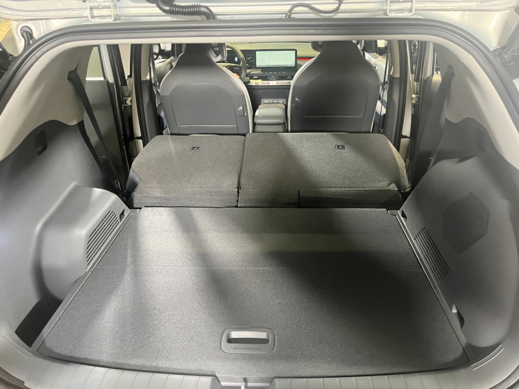 기아 EV3의 트렁크 모습. 2열 시트를 젖힌 상태./사진= 임찬영 기자