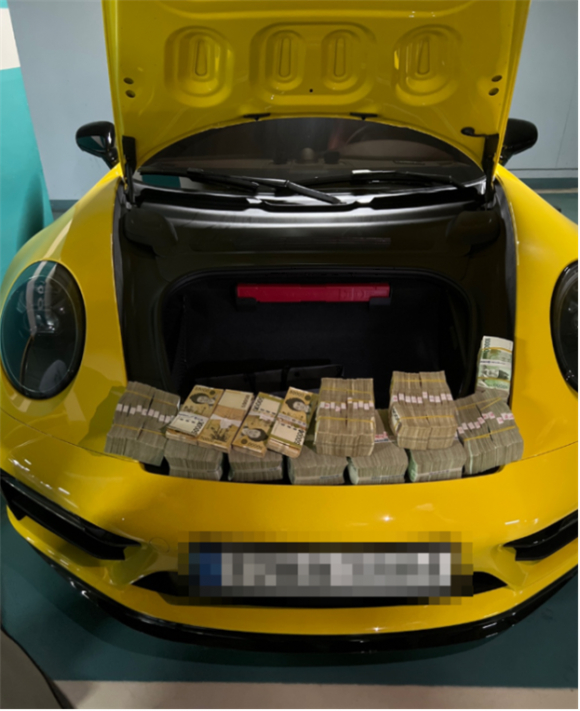 2022년 10월 불법 투자리딩방 조직원 B씨를 검거하며 경찰이 압수한 현금과 고급 외제차. /사진=경기북부경찰청 사이버범죄수사대