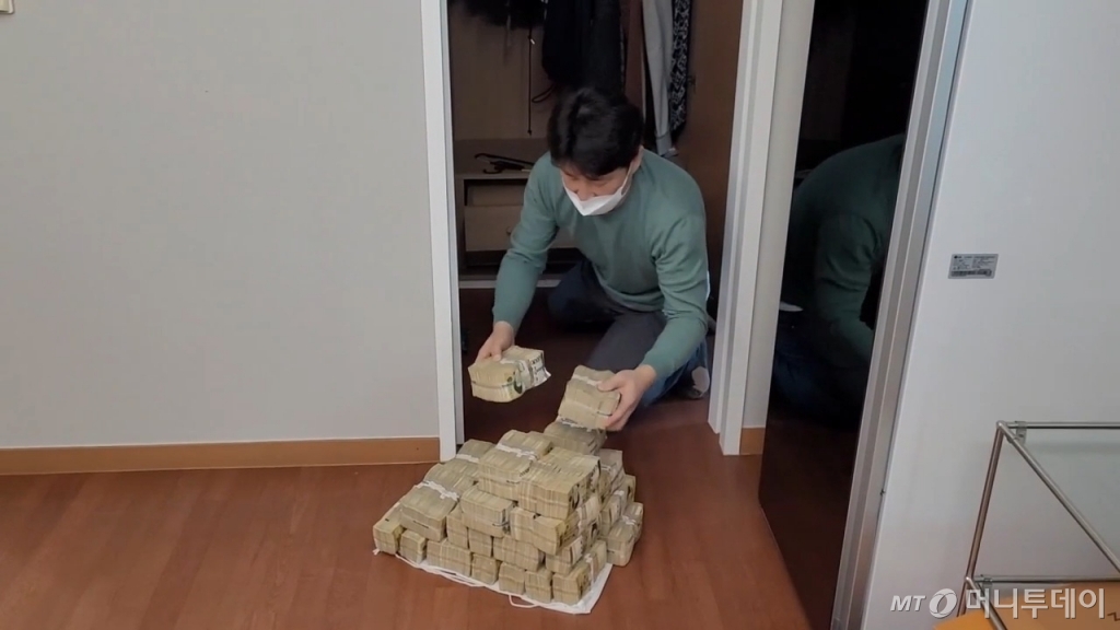 2022년 10월 불법 투자리딩방 조직원 B씨를 검거하며 사무실에서 압수한 현금. /사진=경기북부경찰청 사이버범죄수사대