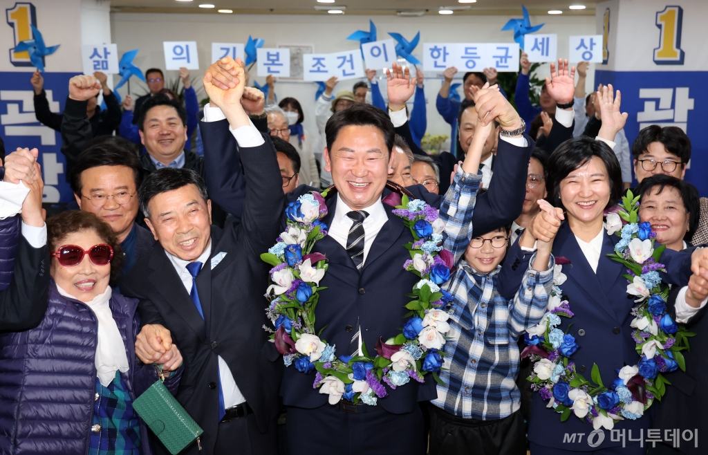 [서울=뉴시스] 홍효식 기자 = 곽상언 더불어민주당 종로구 후보가 11일 서울 종로구 창신동에 마련된 선거사무소에서 당선이 확실시 되자 환호하고 있다. 2024.04.11. yesphoto@newsis.com /사진=홍효식