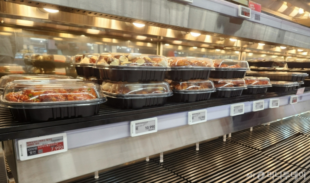 치킨 가격이 인상된 점을 노려 대형마트에서는 1만원 이하의 치킨도 선보이고 있다. 22일 서울 마포구의 한 대형백화점 델리 코너에서 판매하는 닭강정의 모습. 가격표에는 7990원이 적혀있다./사진=최지은 기자 