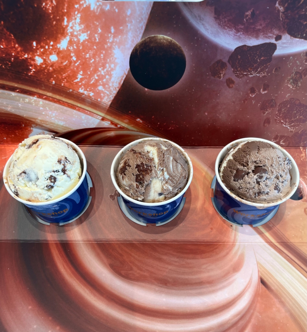 사진 왼쪽부터 배스킨라빈스의 아몬드 봉봉, 우주 라이크 봉봉, 엄마는 외계인./사진=유예림 기자