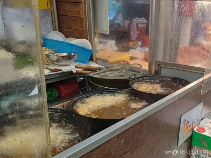 대표적인 '서민 음식'으로 꼽히는 치킨 가격이 잇따라 오르고 있다. 이에 시민들은 일명 '가성비 치킨'으로 눈을 돌리고 있다. 시장에서 파는 옛날 통닭이나 대형 할인마트의 델리 치킨 제품, 냉동 치킨 등이 인기를 끈다. 22일 오전 11시쯤 서울 동대문구 청량리 통닭 골목의 한 가게에서 치킨을 튀기고 있다./사진=오석진 기자