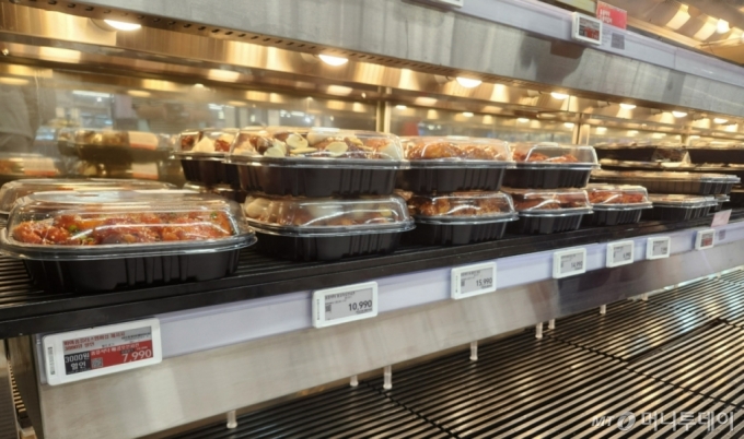 치킨 가격이 인상된 점을 노려 대형마트에서는 1만원 이하의 치킨도 선보이고 있다. 22일 서울 마포구의 한 대형마트 델리 코너에서 판매하는 닭강정의 모습. 가격표에는 7990원이 적혀있다./사진=최지은 기자 