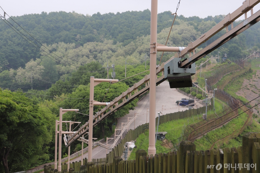 육군은 22일 경기도 연천군 육군 5사단 열쇠전망대에서 국방부출입기자단을 대상으로 GOP(일반전초) 대대 임무 현장을 공개했다. 사진은 육군 5사단 GOP를 감시하는 이동식레일로봇카메라. / 사진=육군