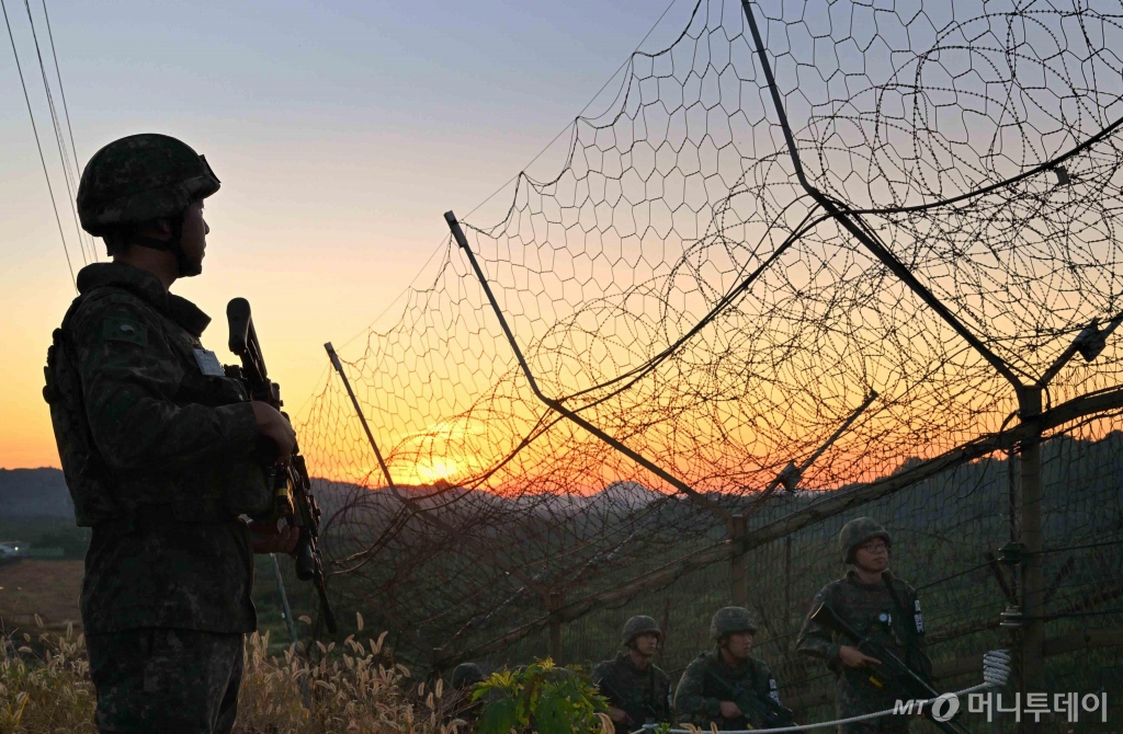 육군은 22일 경기도 연천군 육군 5사단 열쇠전망대에서 국방부출입기자단을 대상으로 GOP(일반전초) 대대 임무 현장을 공개했다. 사진은 육군 5사단 GOP 장병들이 철책을 따라 경계작전을 수행하는 모습. / 사진=육군