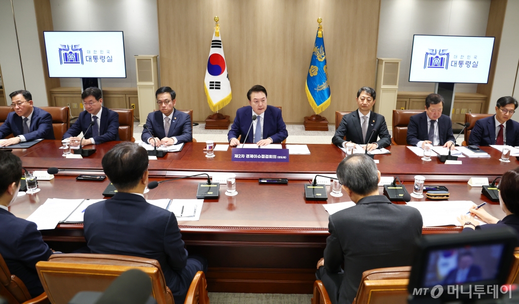 [서울=뉴시스] 전신 기자 = 윤석열 대통령이 23일 서울 용산 대통령실 청사에서 열린 제2차 경제이슈점검회의에서 발언하고 있다. 2024.05.23. photo1006@newsis.com /사진=전신