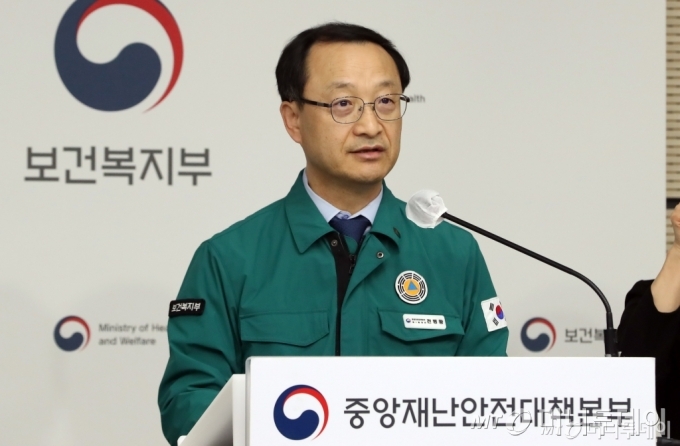 전병왕 중앙재난안전대책본부 제1통제관(보건복지부 보건의료정책실장)이 7일 세종시 정부세종청사에서 의사 집단행동 관련 중앙재난안전대책본부 회의 내용을  발표하고 있다. 2024.3.7/뉴스1  Copyright © 뉴스1. All rights reserved. 무단 전재 및 재배포,  AI학습 이용 금지. /사진=(세종=뉴스1) 김기남 기자