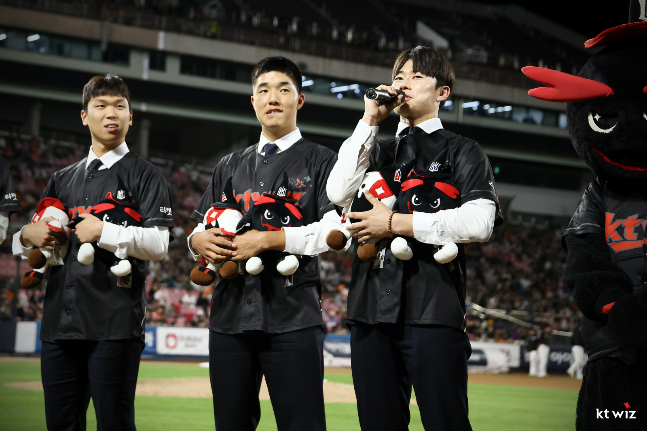 지난해 KT 지명을 받고 홈 팬들에게 인사를 하고 있는 원상현(오른쪽). /사진=KT 위즈 제공