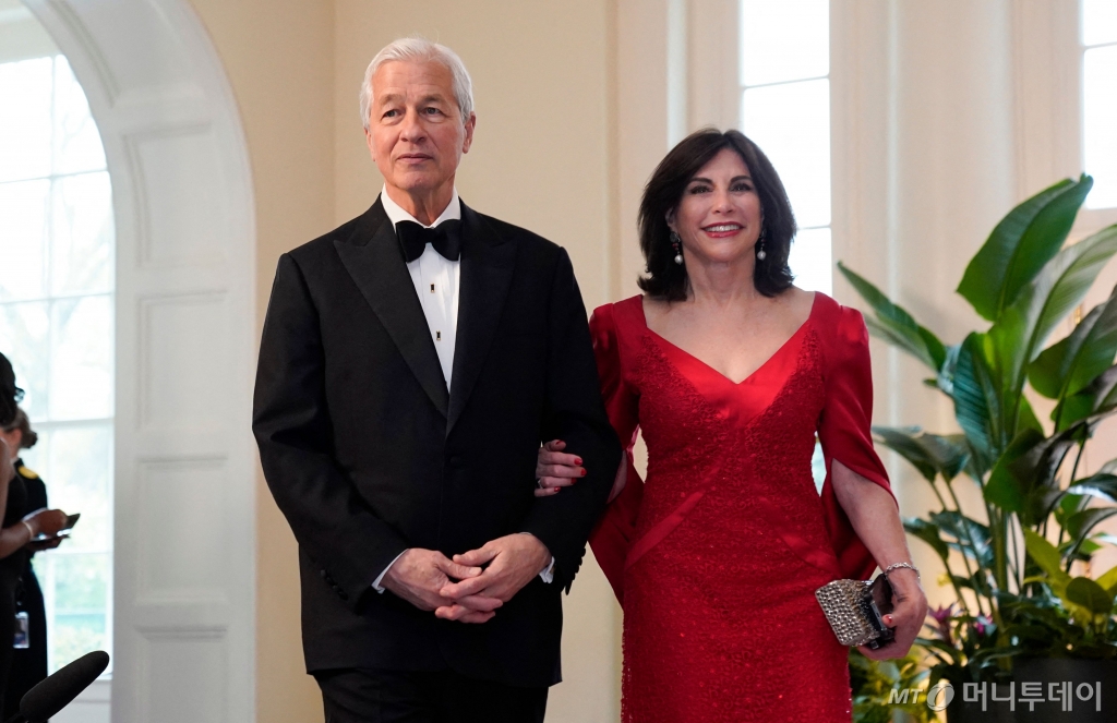 (워싱턴 AFP=뉴스1) 우동명 기자 = 제이미 다이먼 JP모건체이스 회장 부부가 10일(현지시각) 워싱턴 백악관에서 열린 기시다 후미오 일본 총리의 국빈 만찬에 도착을 하고 있다.  2024. 4. 11  ⓒ AFP=뉴스1  Copyright © 뉴스1. All rights reserved. 무단 전재 및 재배포,  AI학습 이용 금지. /사진=(워싱턴 AFP=뉴스1) 우동명 기자