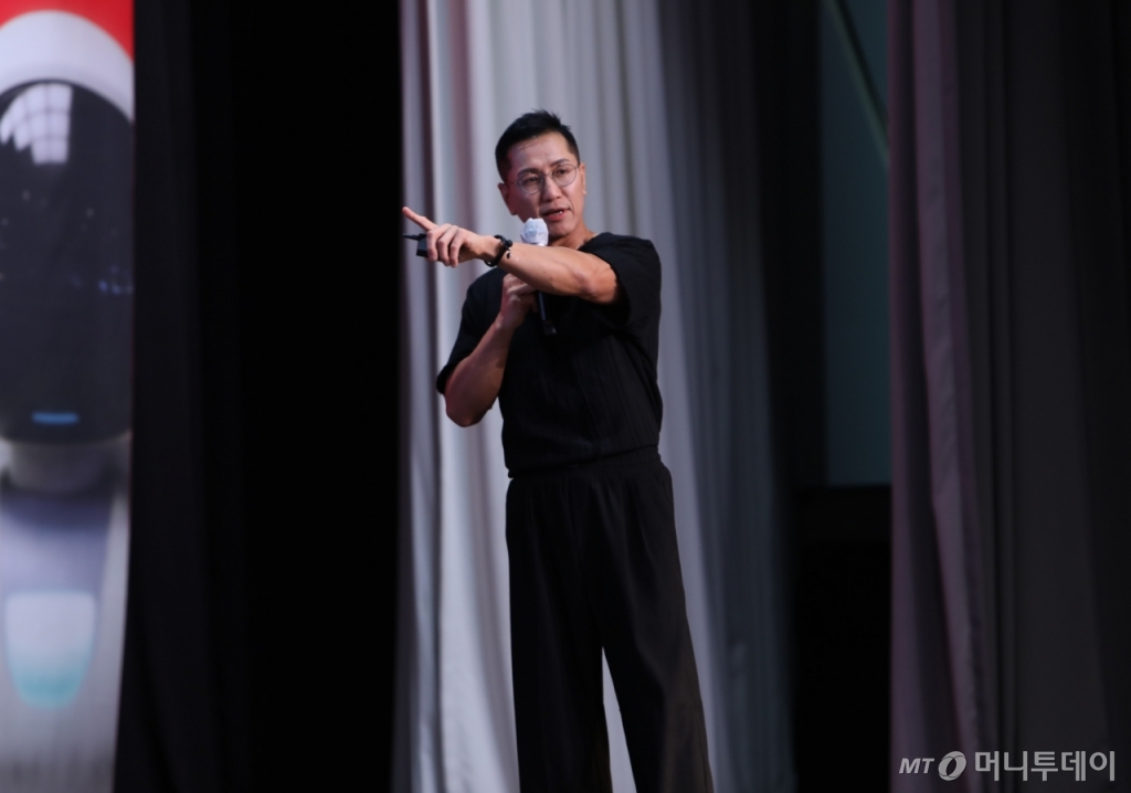 문지훈 인터브랜드 한국법인 대표가 '베스트 코리아 브랜드 50'을 발표한 후 '기업의 브랜드 주가를 높이는 방법'을 주제로 강연하고 있다./사진=김성진 기자.