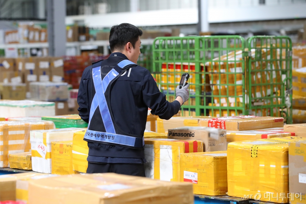 (인천=뉴스1) 이승배 기자 = 16일 오전 인천 중구 인천공항세관 특송물류센터에서 관계자가 화물을 살펴보고 있다. 2024.5.16/뉴스1 Copyright © 뉴스1. All rights reserved. 무단 전재 및 재배포, AI학습 이용 금지. /사진=(인천=뉴스1) 이승배 기자