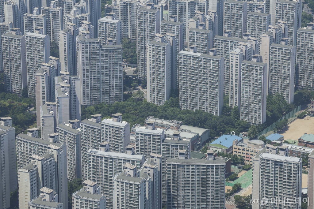 [서울=뉴시스] 정병혁 기자 = 4월 서울 아파트 전세값이 상승한 것으로 나타났다. 지난 4월 서울 아파트 전세 거래량은 7729건으로, 작년 4월의 1만3892건과 비교해 44.4% 줄었다. 그러나 평균 전셋값은 작년 4월 5억589만원에서 지난달 5억2655만원으로 4.1% 상승했다. 사진은 23일 서울 송파구 롯데월드타워 전망대 서울스카이에서 바라본 서울시내 아파트. 2024.05.23. jhope@newsis.com /사진=정병혁