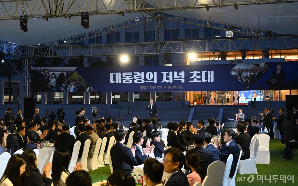 [서울=뉴시스] 윤석열 대통령이 24일 서울 용산 대통령실 잔디마당에서 열린 출입기자단 초청 만찬 간담회에서 발언하고 있다. (사진=대통령실 제공) 2024.05.24. photo@newsis.com /사진=