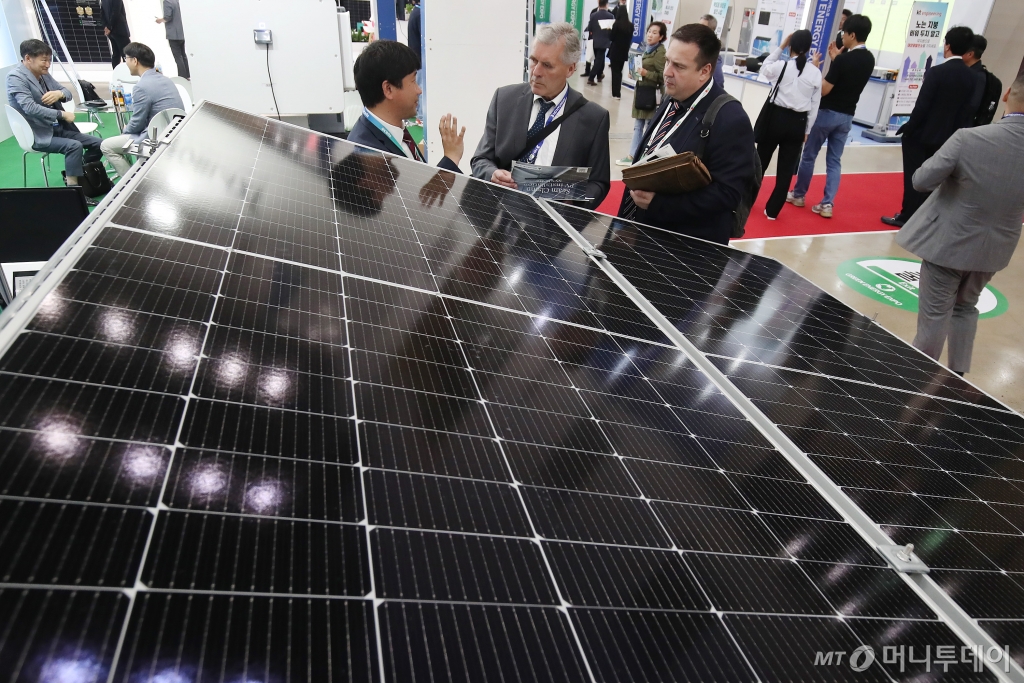 (대구=뉴스1) 공정식 기자 = 24일 대구 엑스코에서 개막한 '2024 국제그린에너지엑스포'를 찾은 해외 바이어가 태양광 구조물 건설업체 부스에서 구매 상담을 진행하고 있다. 대구시와 경북도가 주최하고, 한국신재생에너지협회를 비롯한 4대 에너지협회가 공동으로 주관하는 이번 전시회에는 국내외 300여 기업이 참여해 태양광·풍력·연료전지·에너지저장장치 등 다양한 신재생에너지 관련 최신 정보와 기술을 선보인다. 전시는 26일까지 계속된다. 2024.4.24/뉴스1 Copyright © 뉴스1. All rights reser /사진=(대구=뉴스1) 공정식 기자