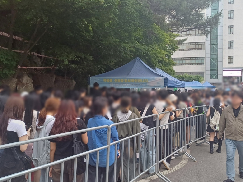 경희대 재학생만 입장가능한 구역에 들어가기 위해 줄을 선 학생들/사진=오석진 기자