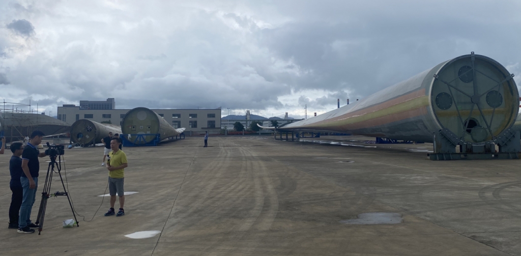 샌터 야드에는 테스트를 기다리고 있는 중국산 신형 초대형 블레이드들이 야적돼 있었다./사진=우경희 기자 