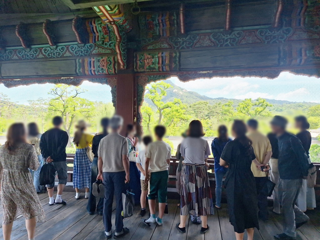 27일 오전 10시쯤 서울 종로구 경복궁 경회루. 스무명의 사람들이 경회루 특별관람을 보기 위해 일찍부터 이곳을 찾았다. /사진=김지은 기자