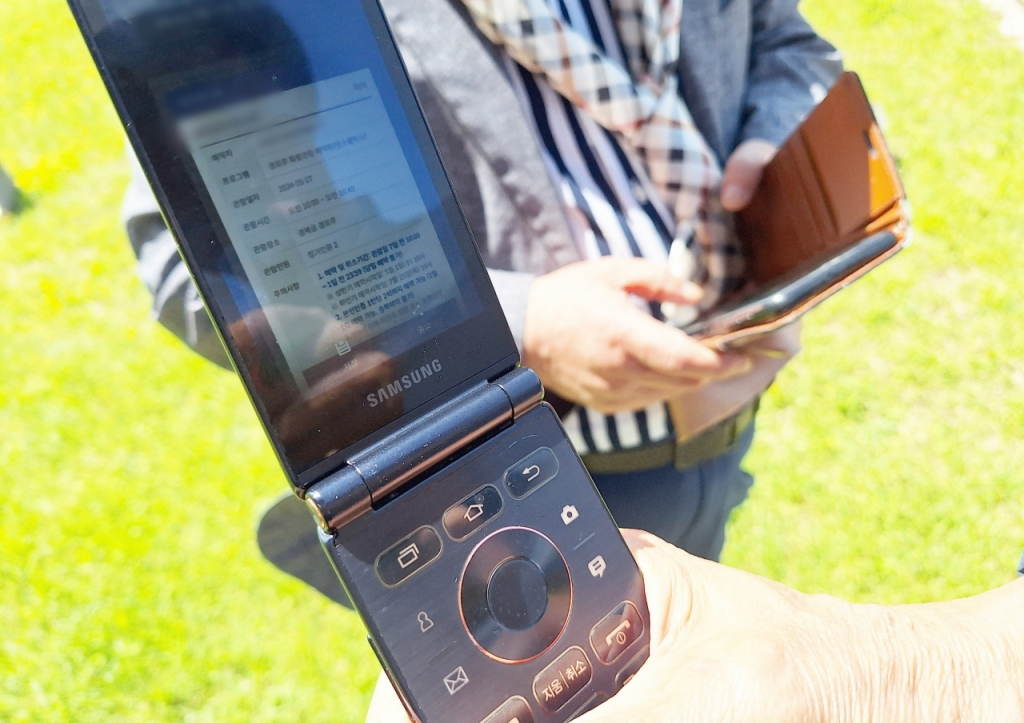 경기도 포천에서 내려온 조명환씨(72)는 처제가 직접 예매해준 경회루 특별관람 티켓을 보여줬다. /사진=김지은 기자