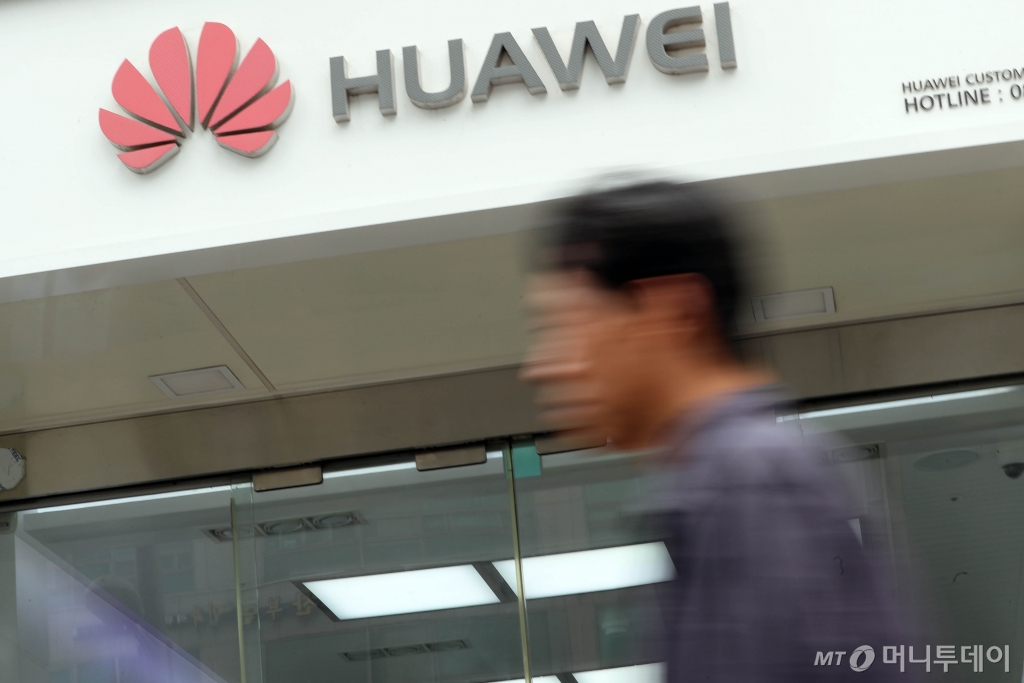 미-중 무역전쟁이 지속되는 가운데 10일 오후 서울 마포구 서교동 화웨이 직영서비스 센터 앞을 시민들이 지나치고 있다. /사진=임성균 기자 tjdrbs23@