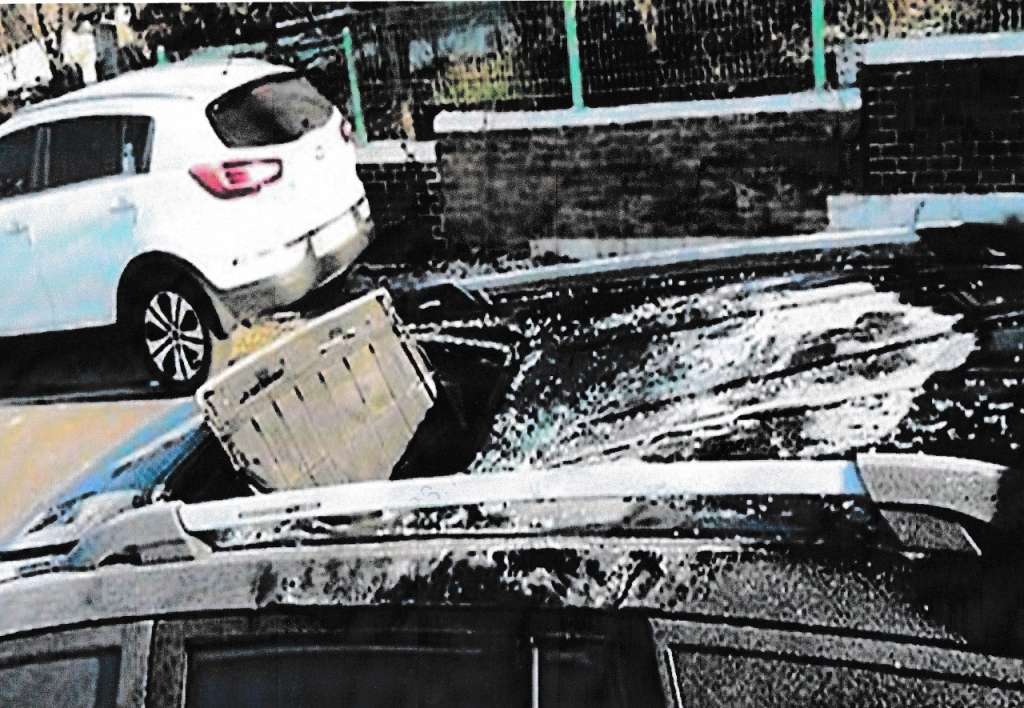 2016년 북한이 우리나라에 살포한 대남전단 물체로 자동차가 파손된 모습. / 사진=합동참모본부