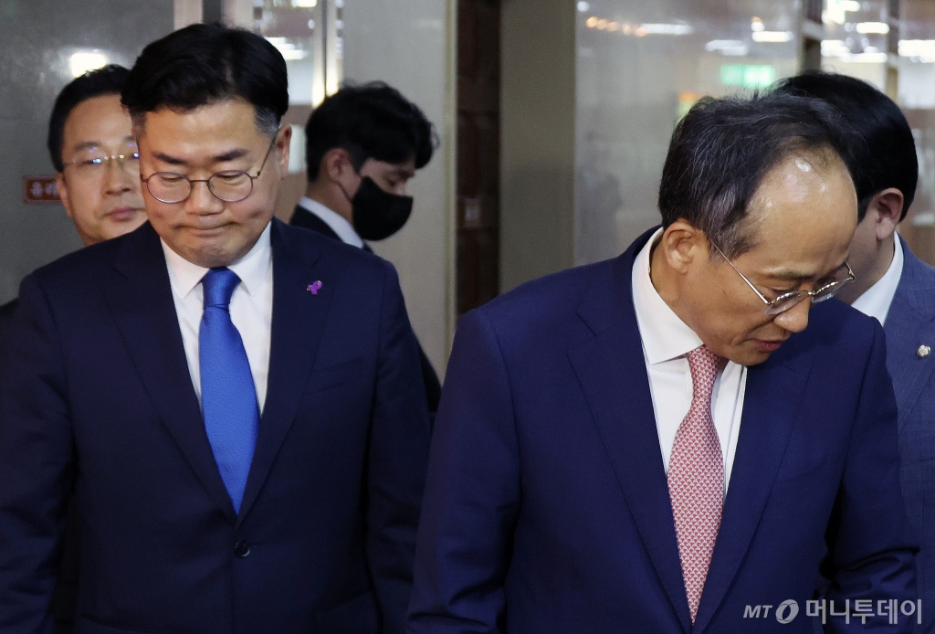 추경호(오른쪽) 국민의힘 원내대표와 박찬대 더불어민주당 원내대표가 27일 오전 서울 여의도 국회 의장실에서 김진표 국회의장 주재 여야 원내대표 회동을 마치고 나와 회동 결과를 말한 뒤 자리를 나서고 있다. 2024.05.27. /사진=뉴시스 /사진=조성우