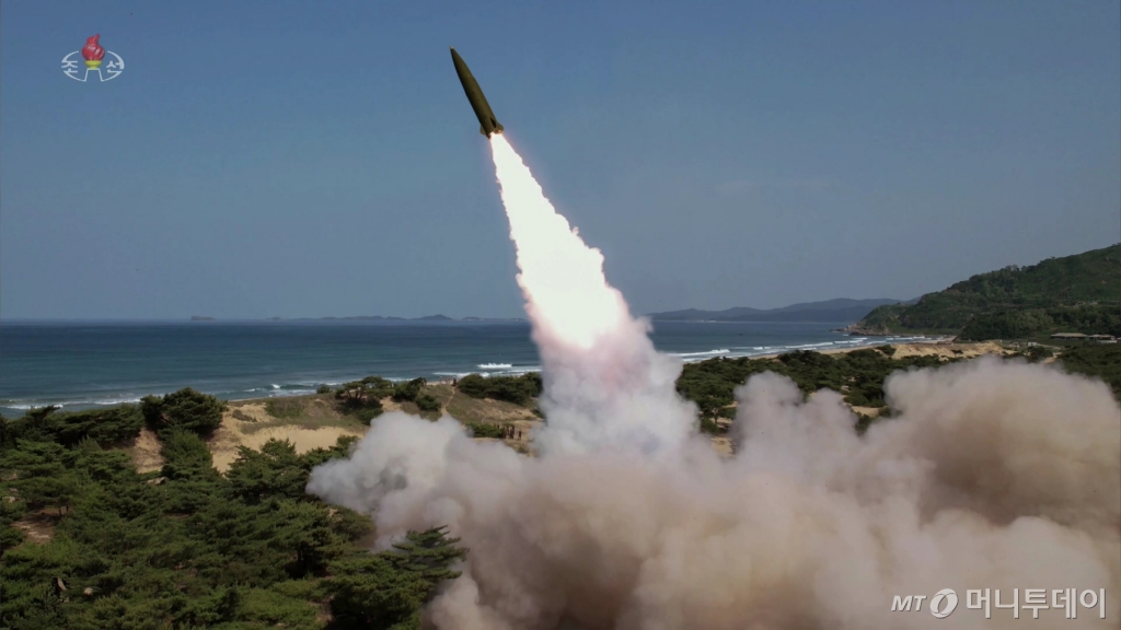 북한이 30일 또 다시 동해상으로 미상의 탄도미사일 발사를 자행했다. 김정은 북한 노동당 총비서 겸 국무위원장이 지난 17일 조선동해상에서 진행된 새로운 자치유도항법체계를 도입한 전술탄도미사일 시험사격을 참관했다고 18일 조선중앙TV가 보도했다. / 사진=뉴시스