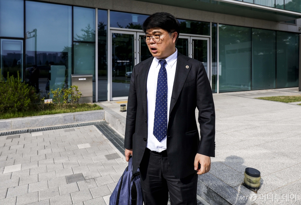 [서울=뉴시스] 정병혁 기자 = 임현택 대한의사협회 회장이 22일 서울 용산구 대한의사협회에서 열린 의대정원 증원사태 대응방안 논의를 위한 비공개 연석회의를 마친 뒤 건물을 나서고 있다. 2024.05.22. jhope@newsis.com /사진=정병혁