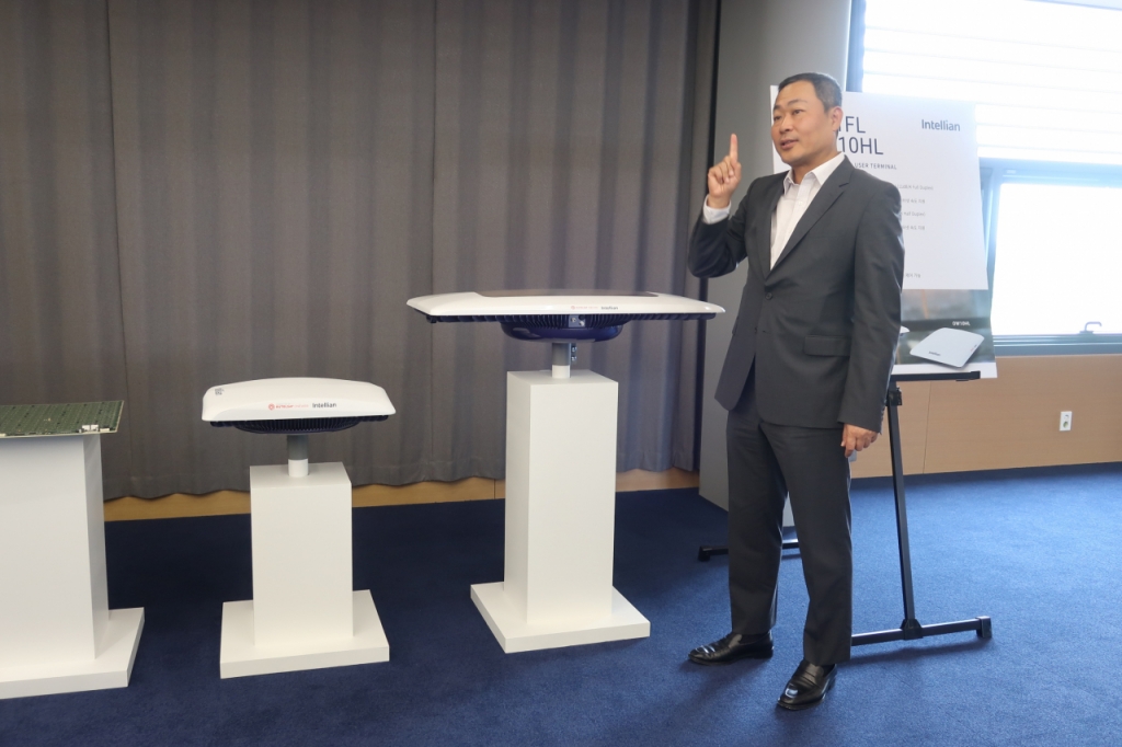 성상엽 대표가 내부에 전시된 평판형 위성 안테나를 설명하고 있다./사진=벤처기업협회 제공