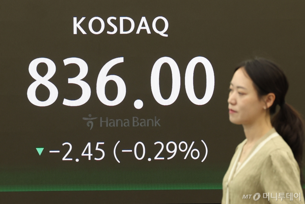 [서울=뉴시스] 김명년 기자 = 코스피가 전 거래일(2677.30)보다 10.67포인트(0.40%) 내린 2666.63에 개장한 30일 오전 서울 중구 하나은행 딜링룸에서 딜러들이 업무를 보고 있다. 코스닥 지수는 전 거래일(838.45)보다 2.82포인트(0.34%) 하락한 835.63에 거래를 시작했다. 원·달러 환율은 전 거래일(1365.0원)보다 6.8원 오른 1371.8원에 출발했다. 2024.05.30. kmn@newsis.com /사진=김명년