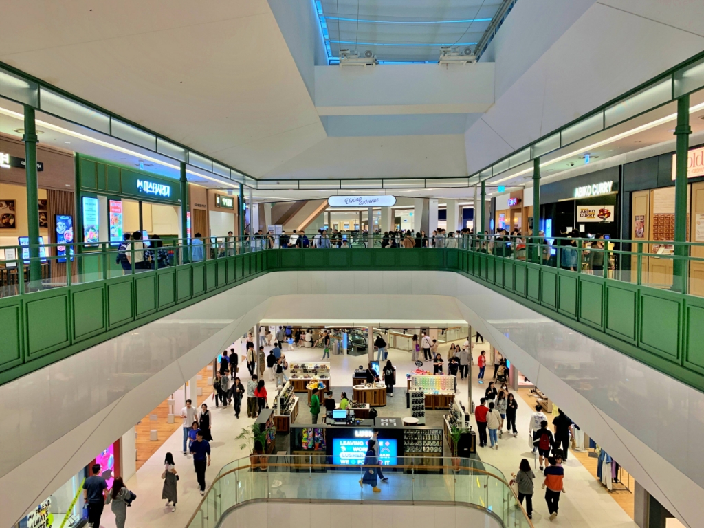  '타임빌라스 수원'의 실내 전경. /사진제공=롯데백화점