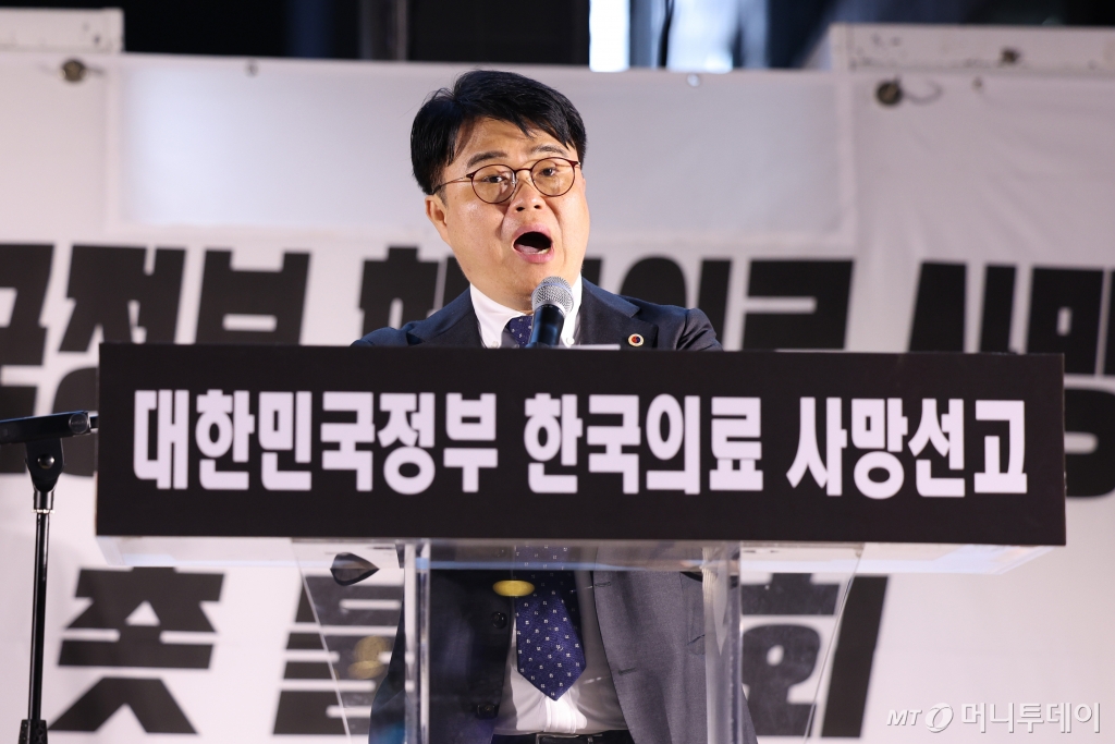 (서울=뉴스1) 신웅수 기자 = 임현택 대한의사협회 회장이 30일 오후 서울 덕수궁 대한문 앞에서 열린 대한민국정부 한국 의료 사망선고 촛불집회에서 의대 증원 규탄 발언을 하고 있다. 2024.5.30/뉴스1  Copyright © 뉴스1. All rights reserved. 무단 전재 및 재배포,  AI학습 이용 금지. /사진=(서울=뉴스1) 신웅수 기자