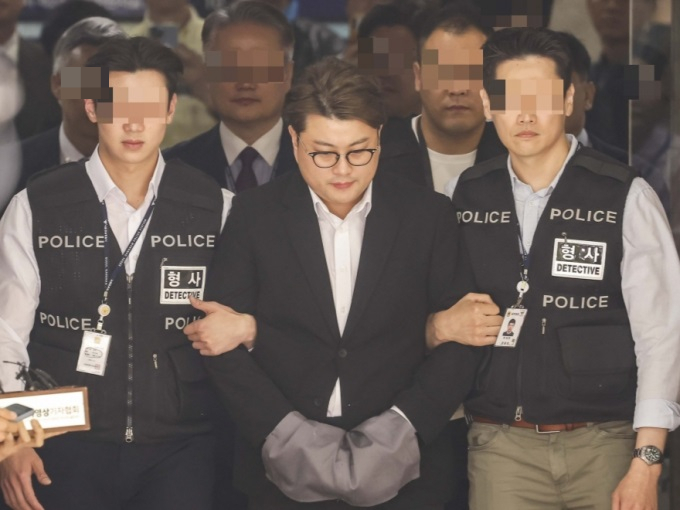음주 뺑소니 교통사고 혐의를 받는 트로트 가수 김호중이 지난 24일 서울 서초구 서울중앙지방법원에서 열린 구속 전 피의자 심문(영장실질심사)을 마친 뒤 법원을 나서고 있다. /2024.05.24. /사진=뉴시스