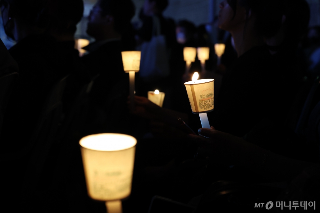 [서울=뉴시스] 이영환 기자 = 30일 오후 서울 중구 덕수궁 대한문 앞에서 대한의사협회가 주최한 대한민국정부, 한국의료 사망선고 촛불집회에서 참석자들이 피켓과 촛불을 들고 있다. 2024.05.30. 20hwan@newsis.com /사진=이영환