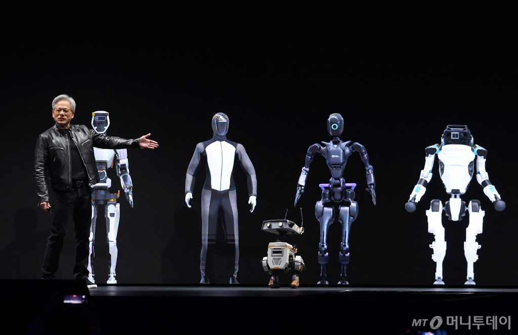 (새너제이 AFP=뉴스1) 박형기 기자 = 18일(현지시간) 미국 캘리포니아 새너제이 SAP센터에서 열린 엔비디아 개발자 콘퍼런스 ‘GTC 2024′ 기조연설에서 젠슨 황 엔비디아 최고경영자(CEO)가 차세대 로봇 개발 플랫폼 ‘프로젝트 그루트’를 소개하고 있다. 2024.03.18  ⓒ AFP=뉴스1  Copyright © 뉴스1. All rights reserved. 무단 전재 및 재배포,  AI학습 이용 금지.© /사진=(새너제이 AFP=뉴스1) 박형기 기자