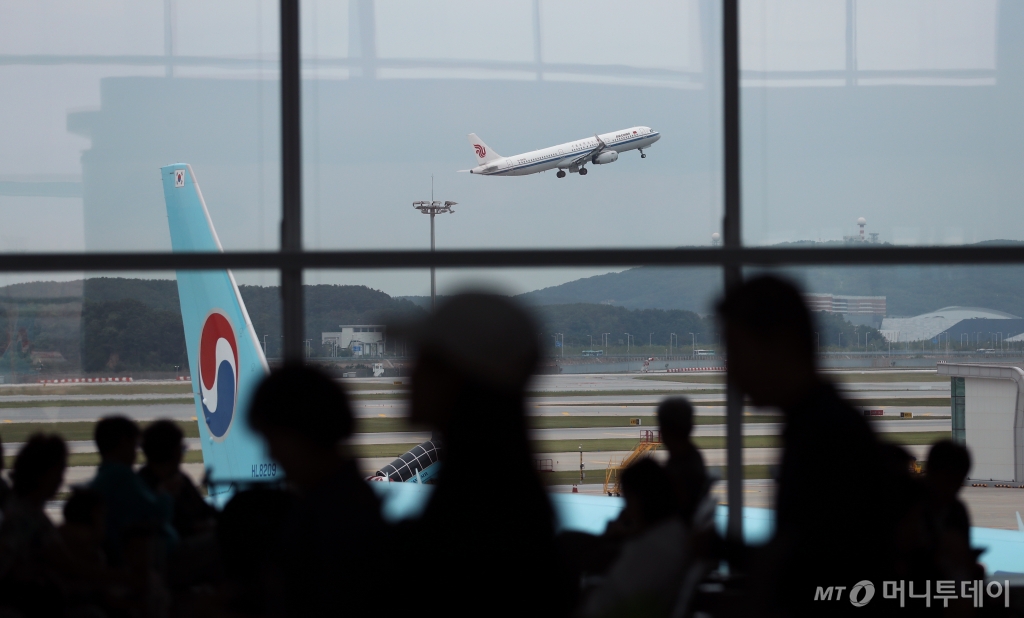 북한이 미사일, GPS 교란 도발을 자행한 지난 30일 인천국제공항에서 비행기가 이륙하고 있다. / 사진=뉴스1