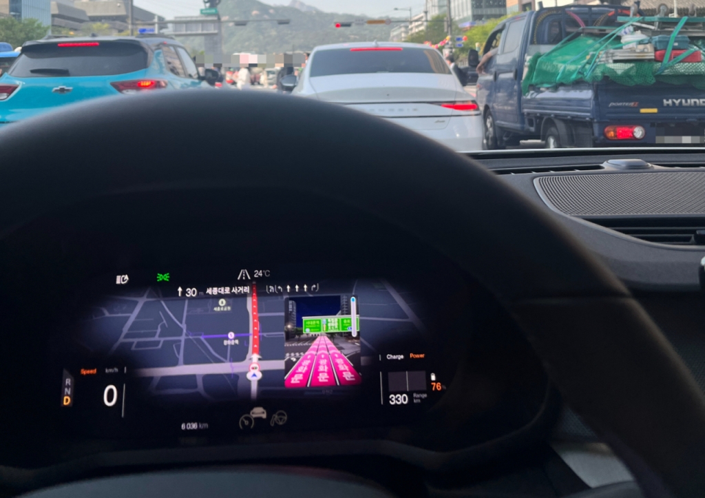 폴스타2 계기판에 티맵이 연동된 모습/사진= 임찬영 기자