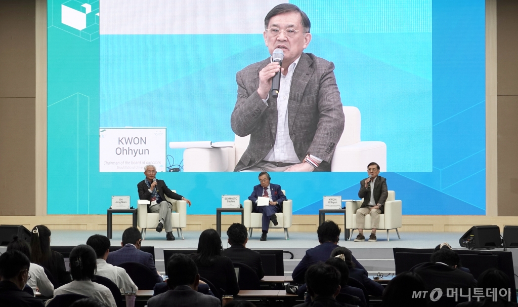 [제주=뉴시스] 오영재 기자 = 31일 오전 제주국제컨벤션센터에서 열린 제19회 평화와 번영을 위한 제주포럼에서 권오현 서울대학교 이사장(오른쪽)과 센모토 사치오(가운데) 센모토 재단 대표이사가 '한일 CEO 특별대담: 경쟁과 협력을 넘어서, 초격차 리더십을 통한 지속가능한 미래' 세션을 하고 있다. 2024.05.31. oyj4343@newsis.com /사진=오영재