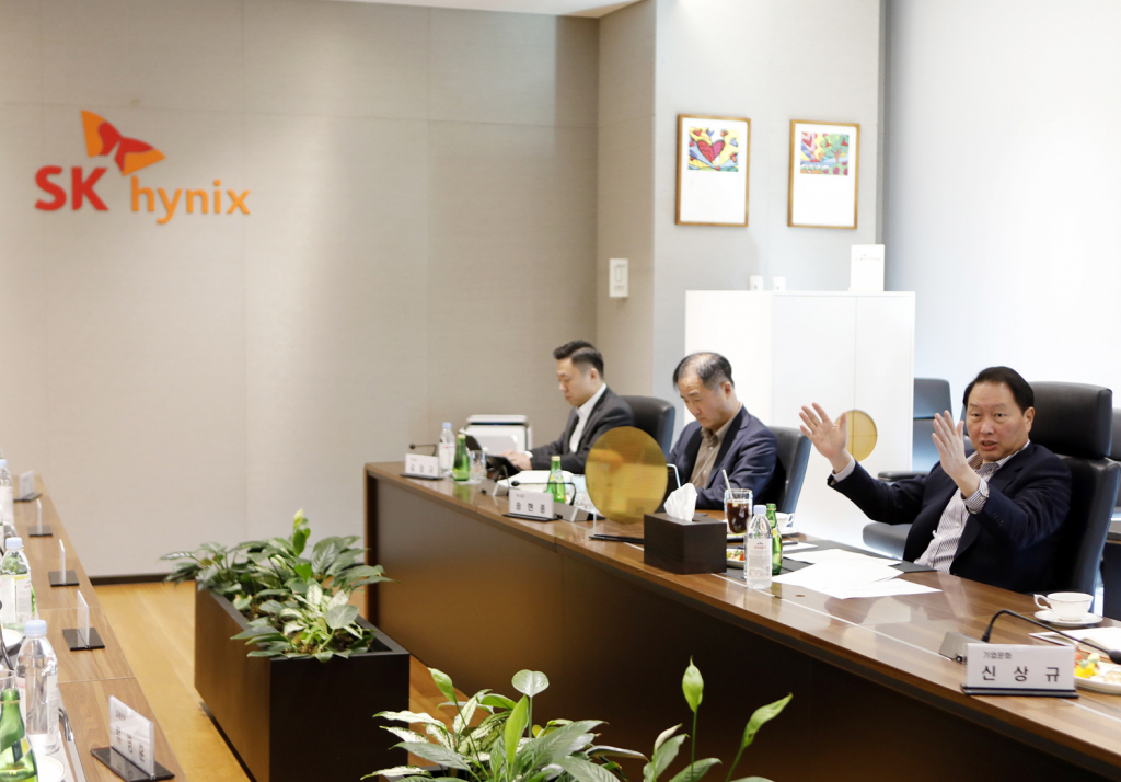 최태원 SK그룹 회장(오른쪽)이 2024년 1월4일 경기도 SK하이닉스 이천캠퍼스 R&D센터에서 경영진들과 반도체 현안을 점검하고 있다. /사진=뉴스1.