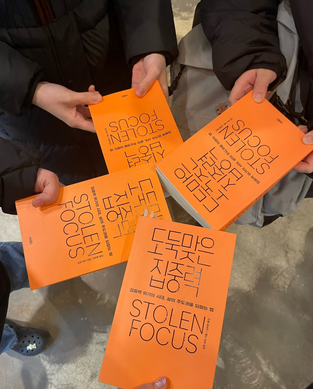 책을 읽고 난 뒤에 주변 사람들과 함께 공유해 책 내용을 공유하는 문화도 이어지고 있다. /사진=독자제공