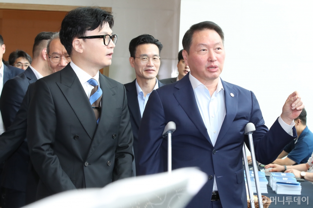 [제주=뉴시스] 양영전 기자 = 한동훈(왼쪽) 법무부 장관과 최태원 대한상공회의소 회장이 15일 오전 제주 서귀포시 해비치호텔앤리조트에서 열린 '제46회 대한상의 제주포럼'에 참석을 위해 입장하면서 대화를 나누고 있다. 2023.07.15. 0jeoni@newsis.com