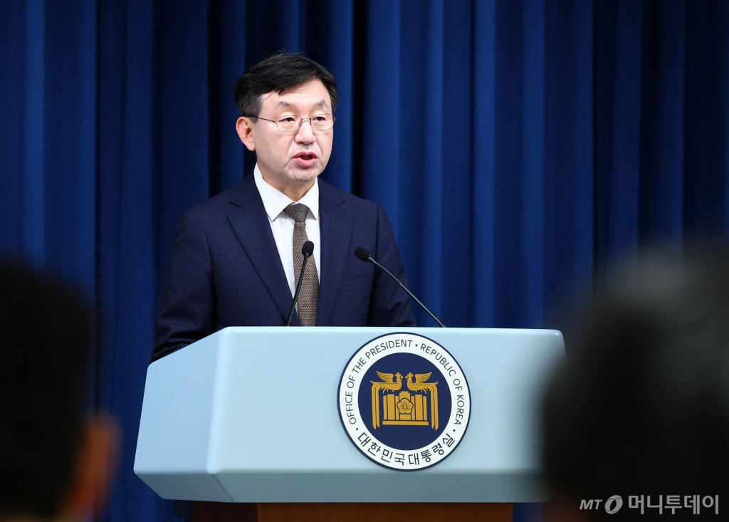 [서울=뉴시스] 전신 기자 = 성태윤 정책실장이 26일 서울 용산 대통령실 청사에서 의대 증원 확정 관련 브리핑을 하고 있다. 2024.05.26. photo1006@newsis.com /사진=전신