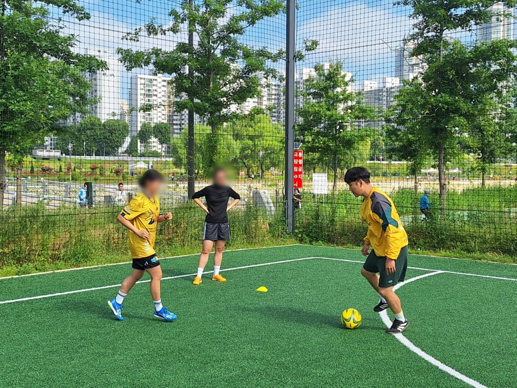 지난 1일 오전 9시쯤 서울 영등포구 안양천 풋살장에서 여성 풋살 훈련이 이어지고 있다. /사진=김지은 기자